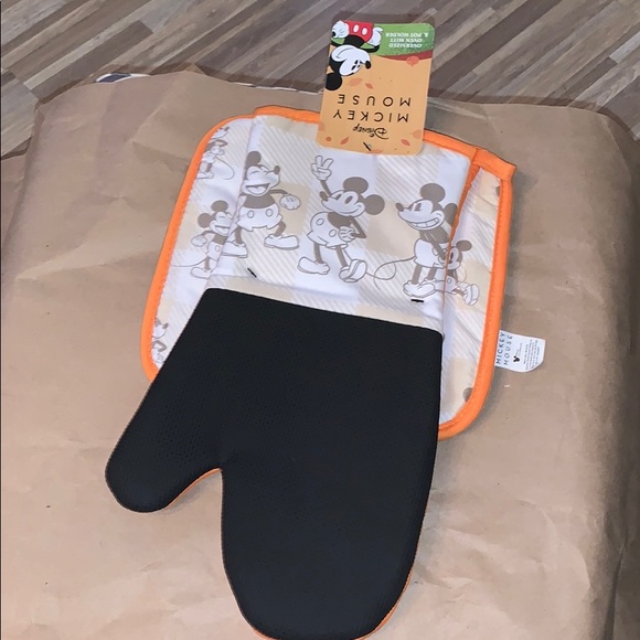DISNEY fall Mickey Mouse oven mitt and potholder!